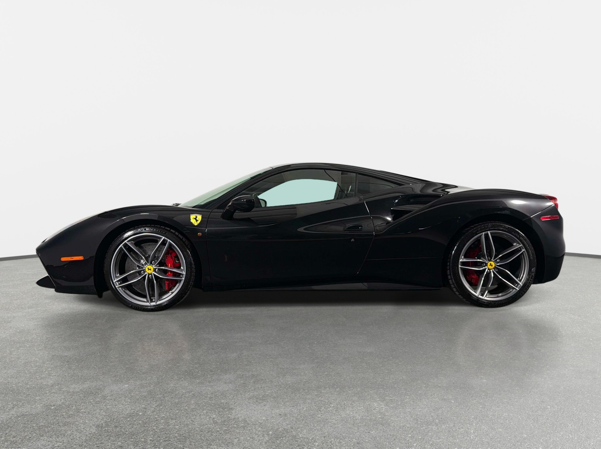 Used 2018 Ferrari 488 GTB RWD image 13