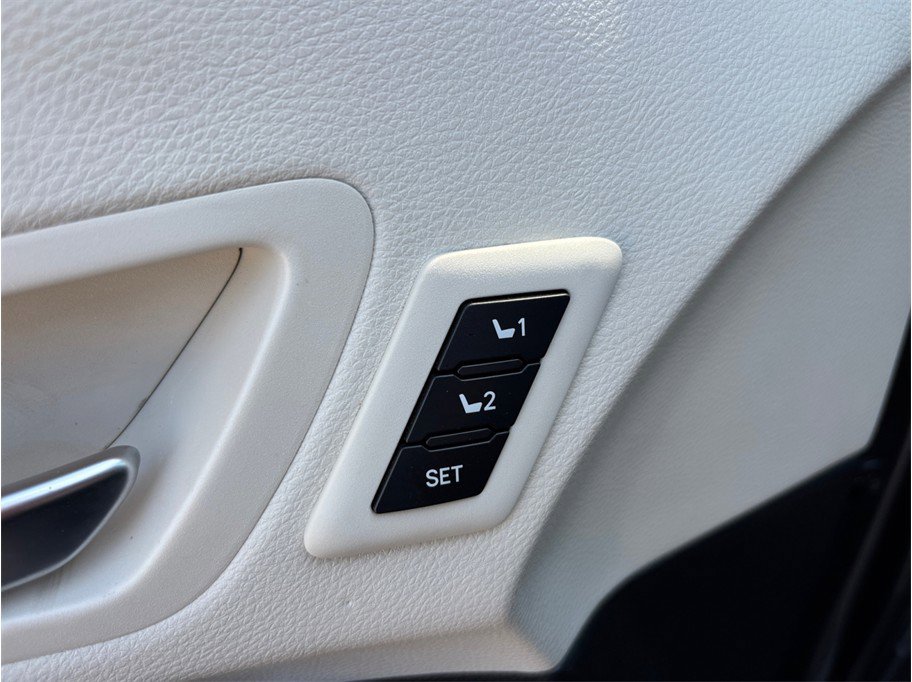 Used 2025 Toyota Sienna Platinum AWD/4WD image 26