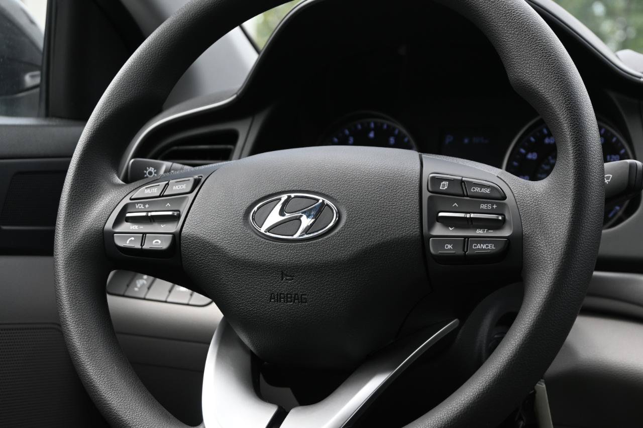 Used 2020 Hyundai Elantra SE FWD image 24