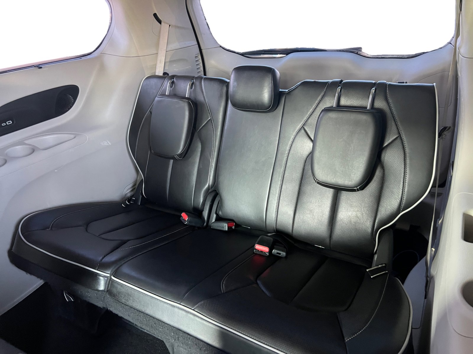 Used 2022 Chrysler Pacifica Limited w/ Uconnect Theater Family Group image 13