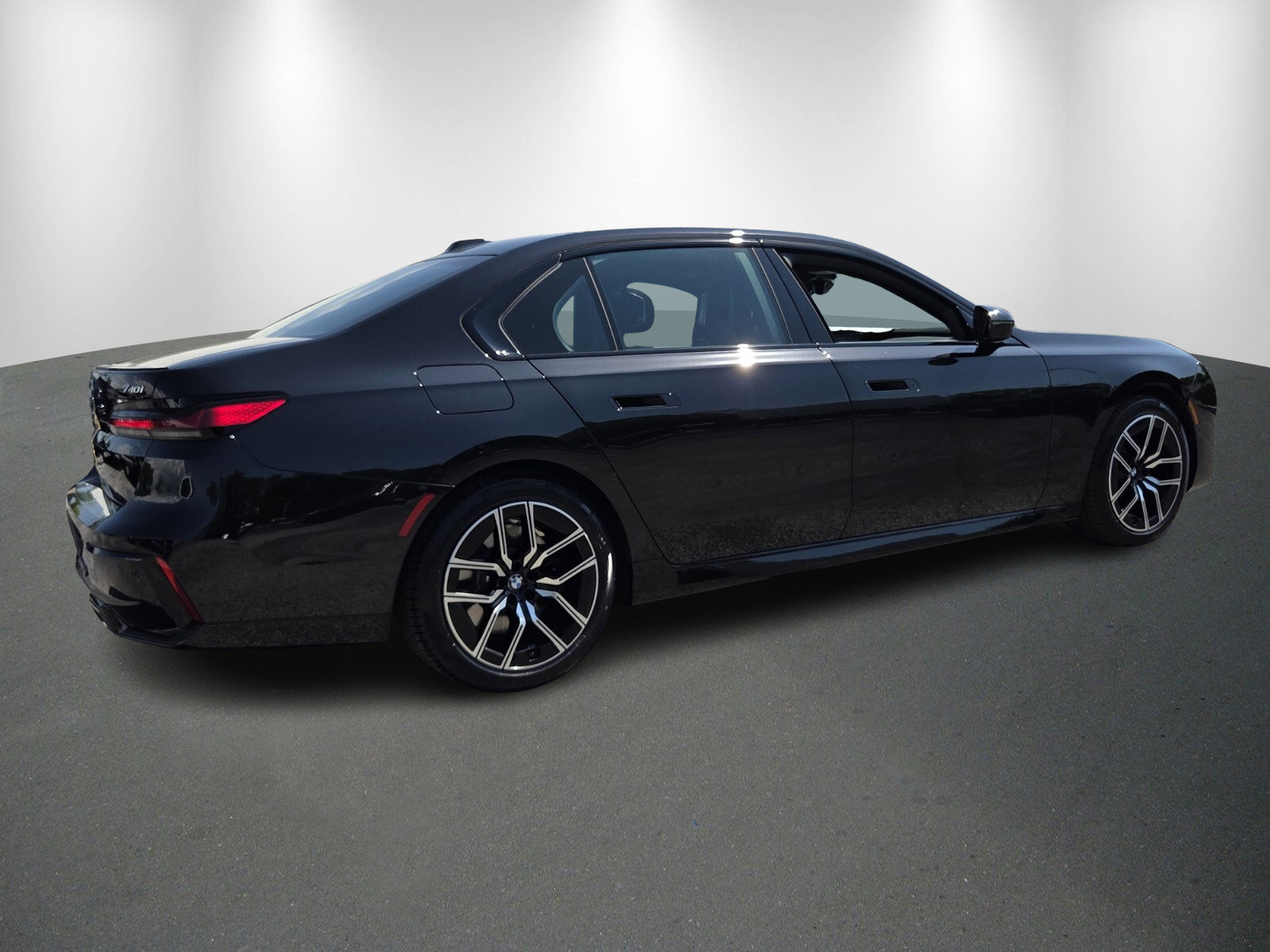 Used 2025 BMW 740i xDrive AWD/4WD image 7