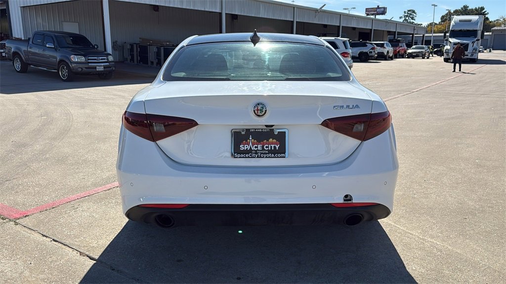 Used 2022 Alfa Romeo Giulia Ti image 6
