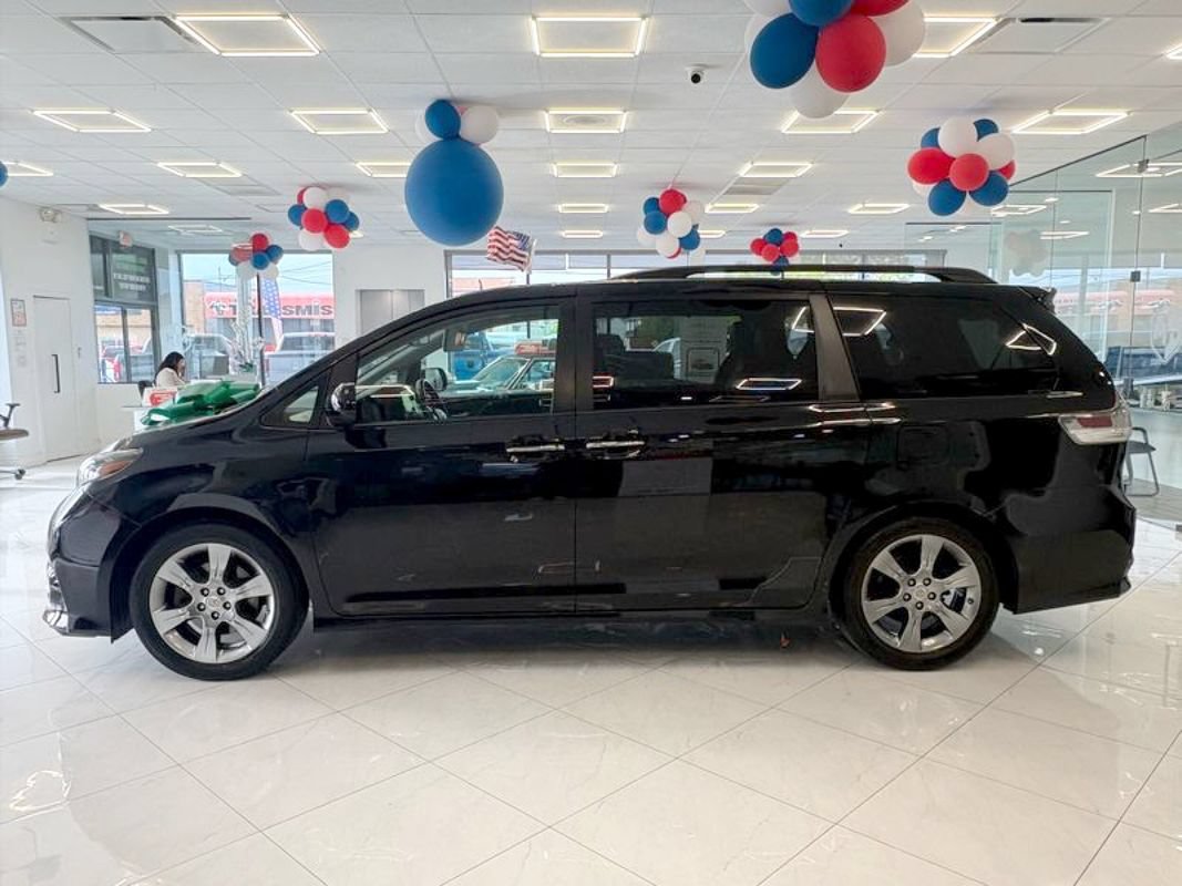 Used 2015 Toyota Sienna SE w/ SE Preferred Package FWD image 4