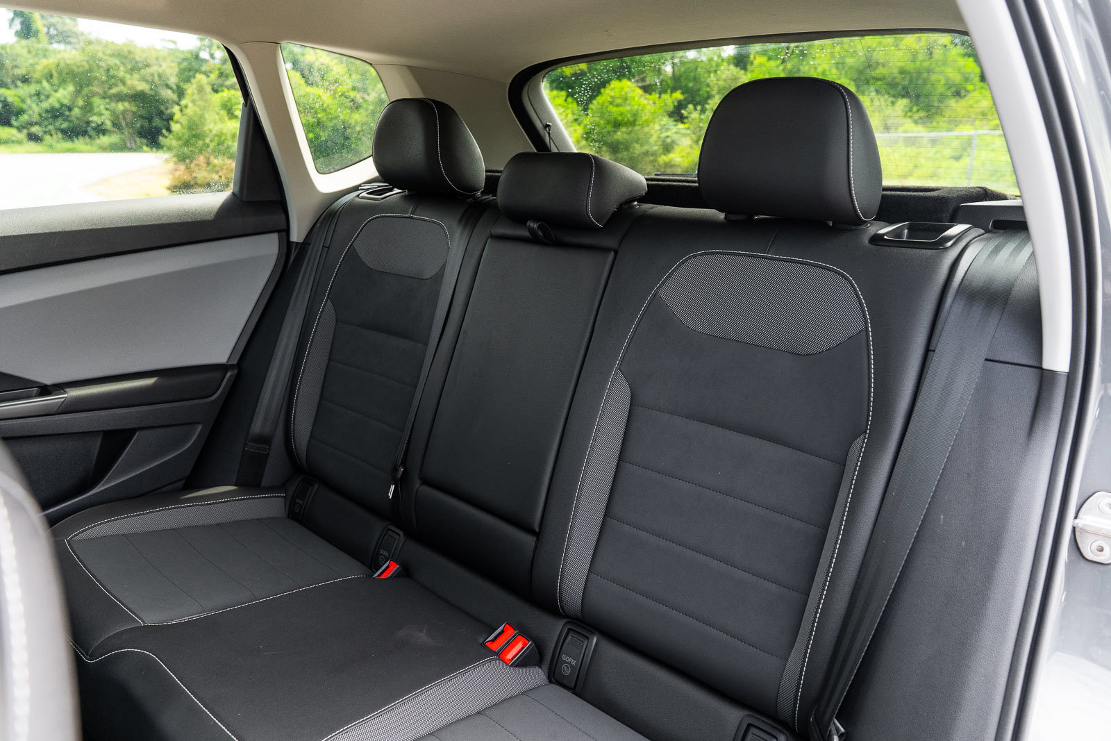 Used 2023 Volkswagen Taos SE w/ Panoramic Sunroof Package FWD image 18
