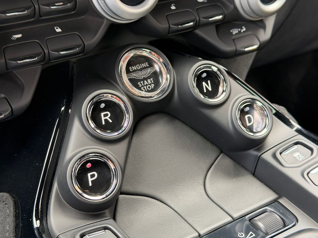 Used 2020 Aston Martin V8 Vantage Coupe image 32