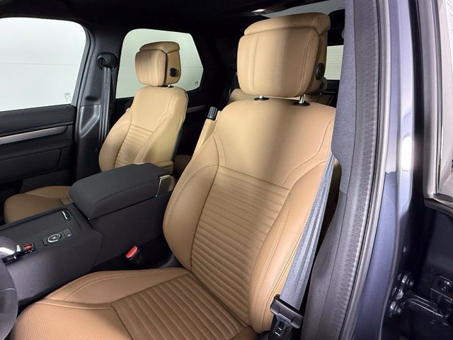 Used 2025 Land Rover Discovery Dynamic SE AWD/4WD image 6