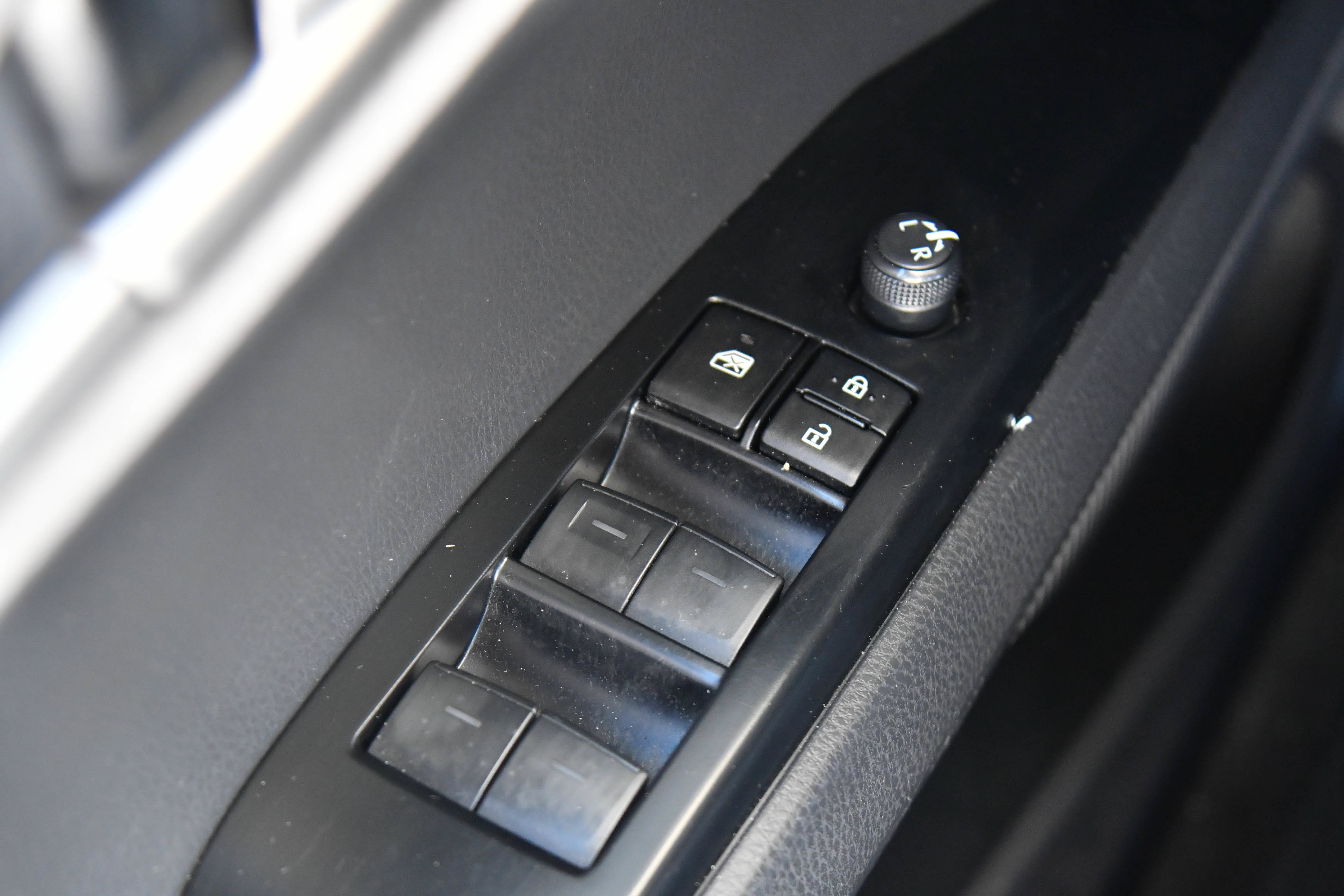 Used 2025 Toyota Camry SE w/ Convenience Package FWD image 36