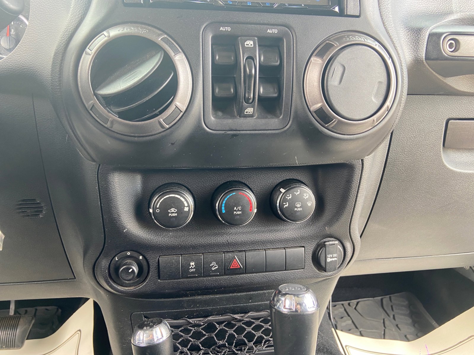 Used 2018 Jeep Wrangler Unlimited Sport S image 31