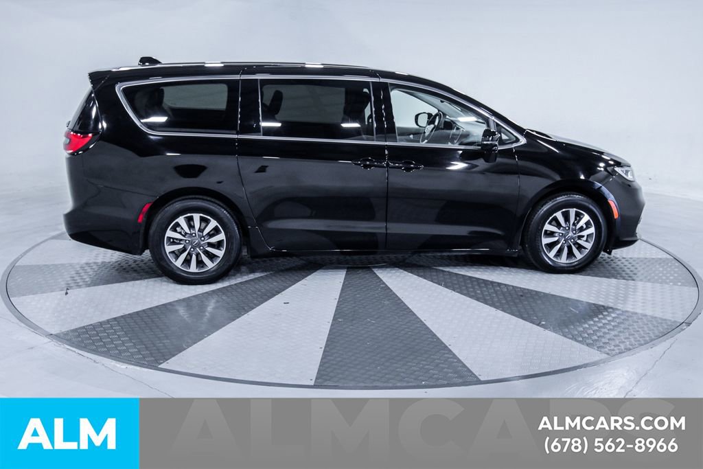Used 2024 Chrysler Pacifica Select image 11