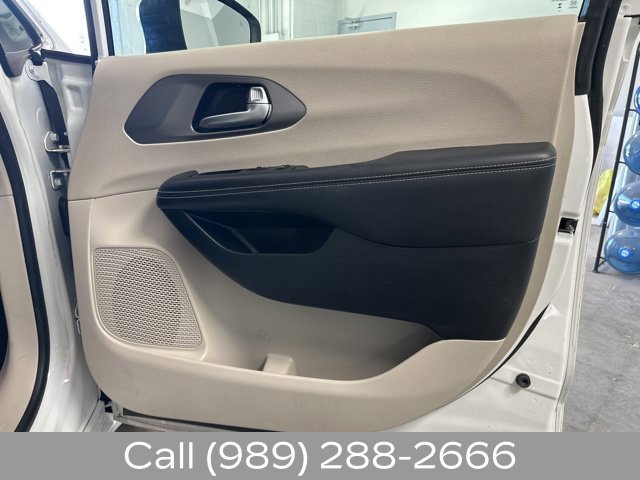 Used 2023 Chrysler Pacifica Touring-L FWD image 19