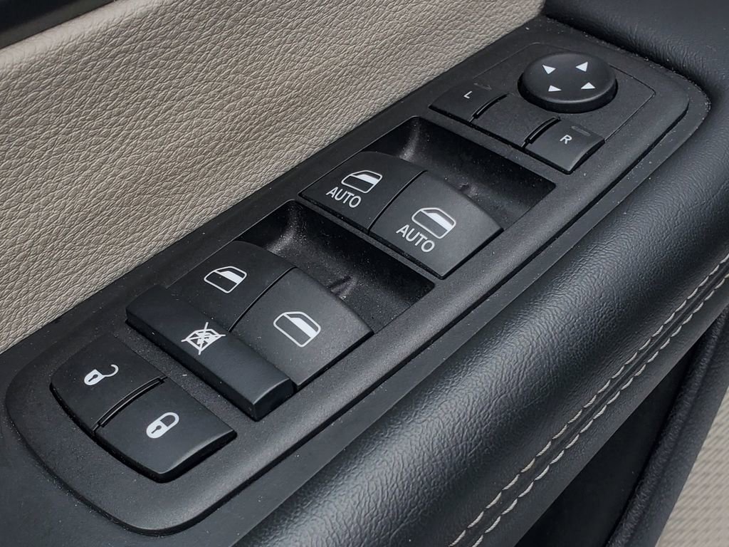 Used 2024 Chrysler Pacifica Touring-L image 14