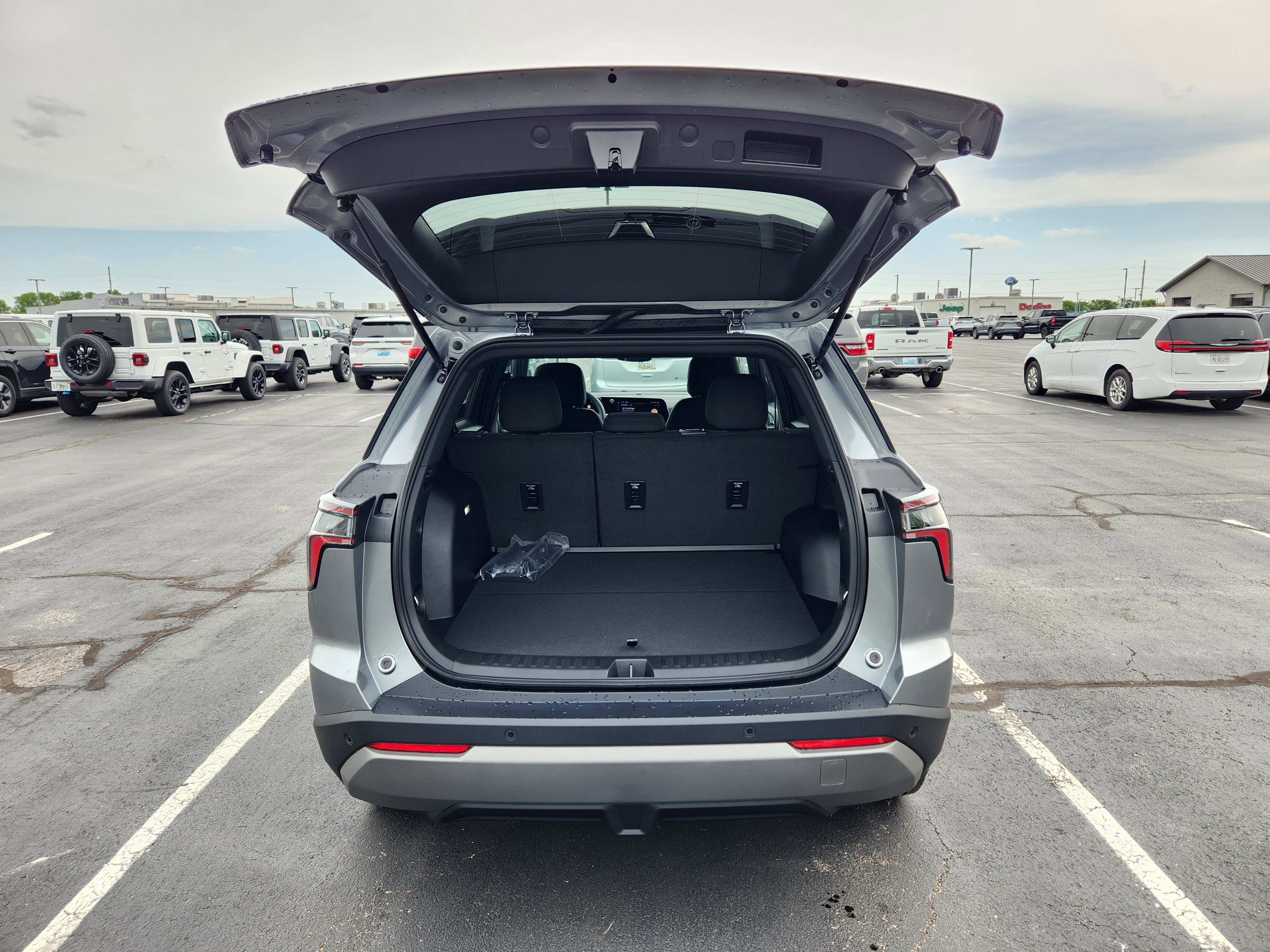 New 2026 Chevrolet Equinox LT w/ Safety and Technology Package FWD image 7