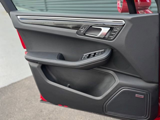 Certified 2025 Porsche Macan image 13