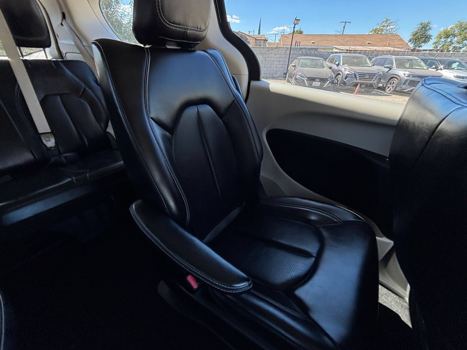 Used 2023 Chrysler Pacifica Touring-L FWD image 39