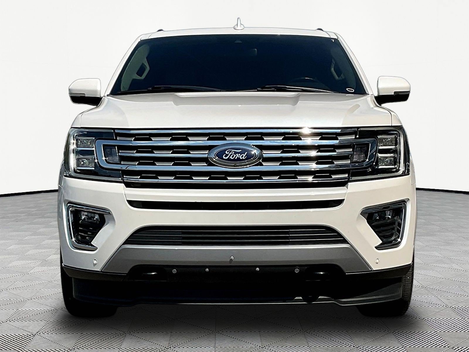 Used 2019 Ford Expedition Limited w/ Equipment Group 302A AWD/4WD image 2