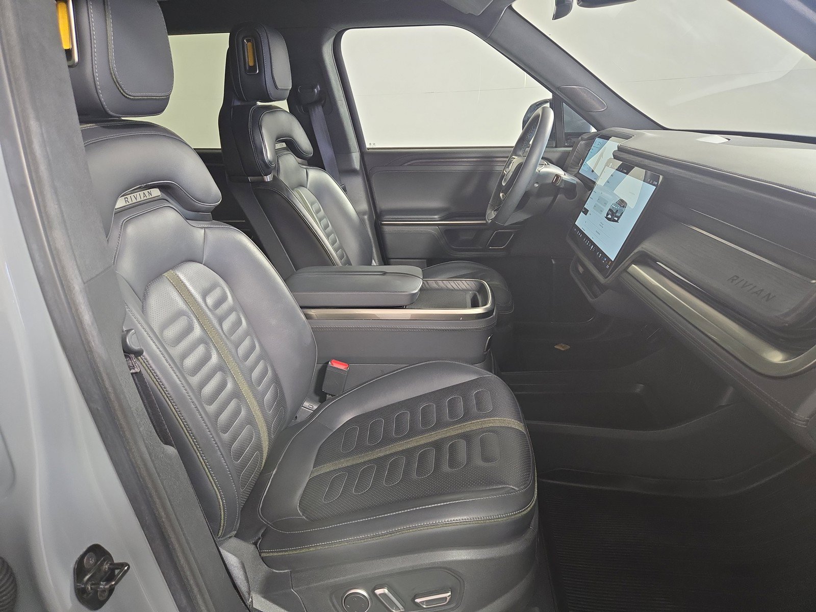Used 2024 Rivian R1S Adventure AWD/4WD image 24