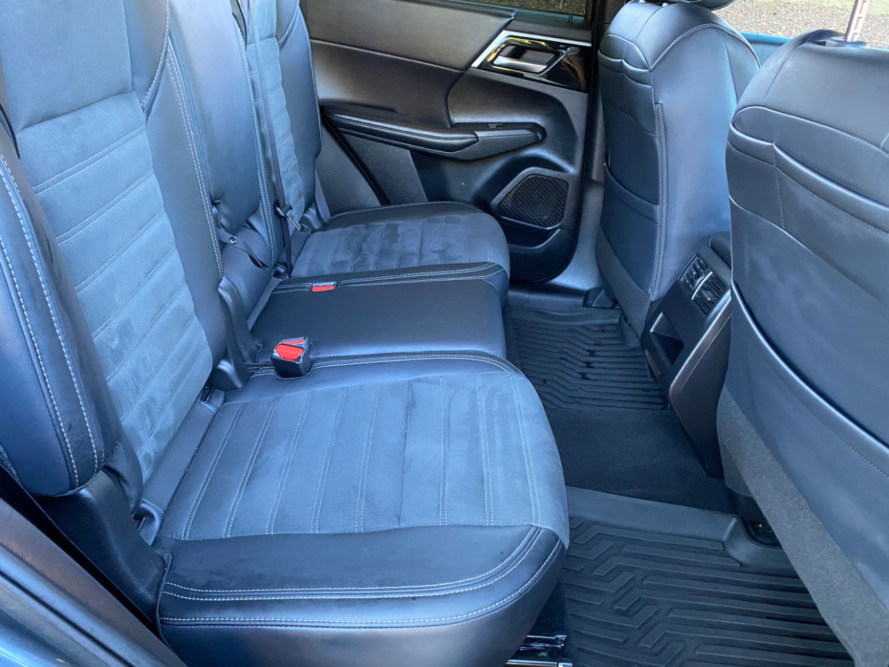 Used 2024 Mitsubishi Outlander SE Black Edition image 48