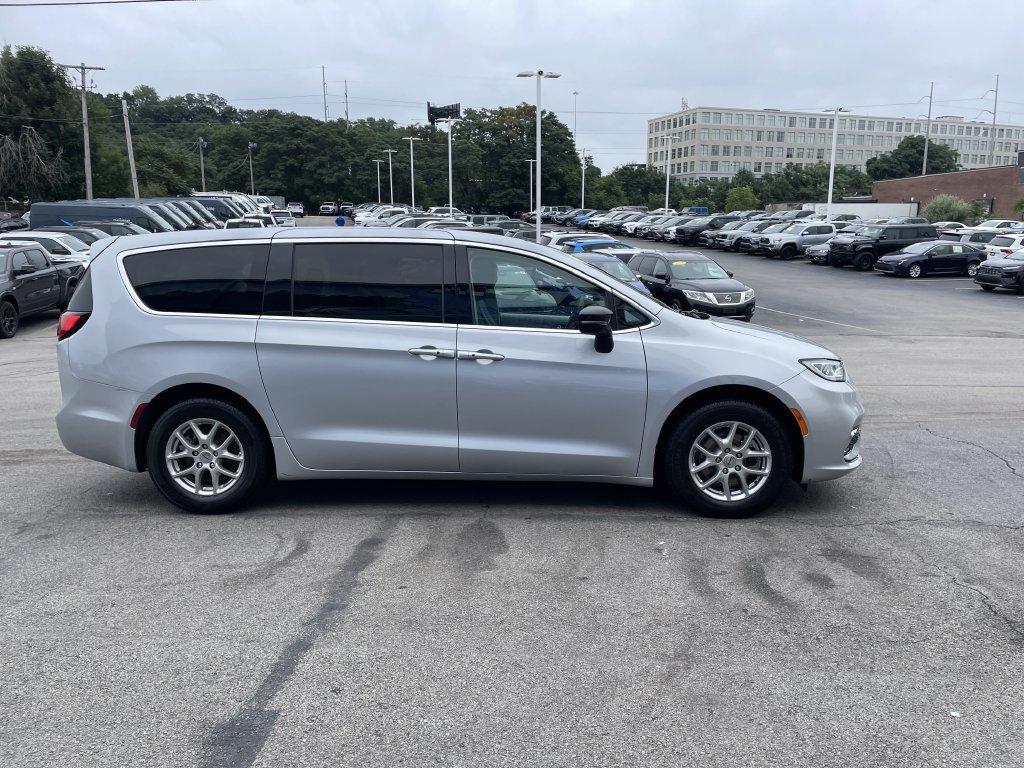 Used 2024 Chrysler Pacifica Touring-L FWD image 7