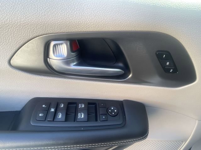 Used 2024 Chrysler Pacifica Touring-L FWD image 22