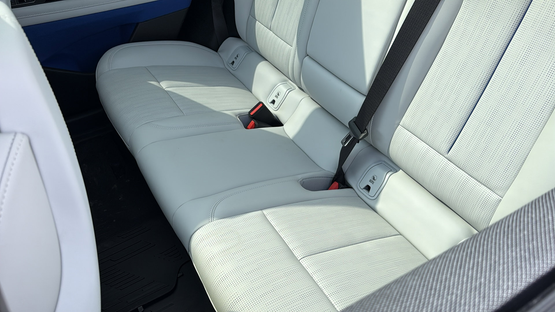 New 2026 Cadillac Optiq Sport 2 w/ LPO, Floor Liner Package AWD/4WD image 28