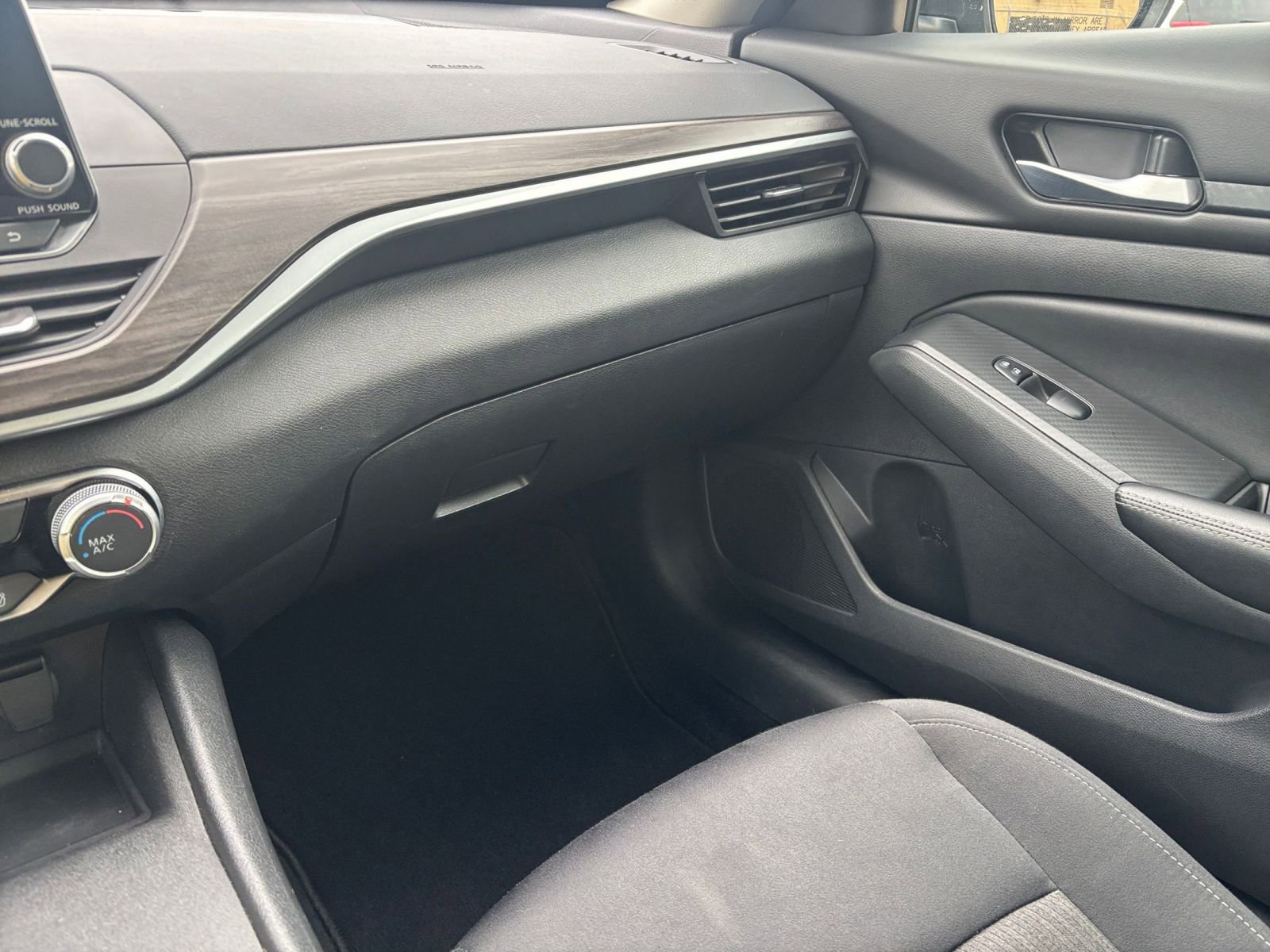 Used 2025 Nissan Altima 2.5 SV FWD image 35