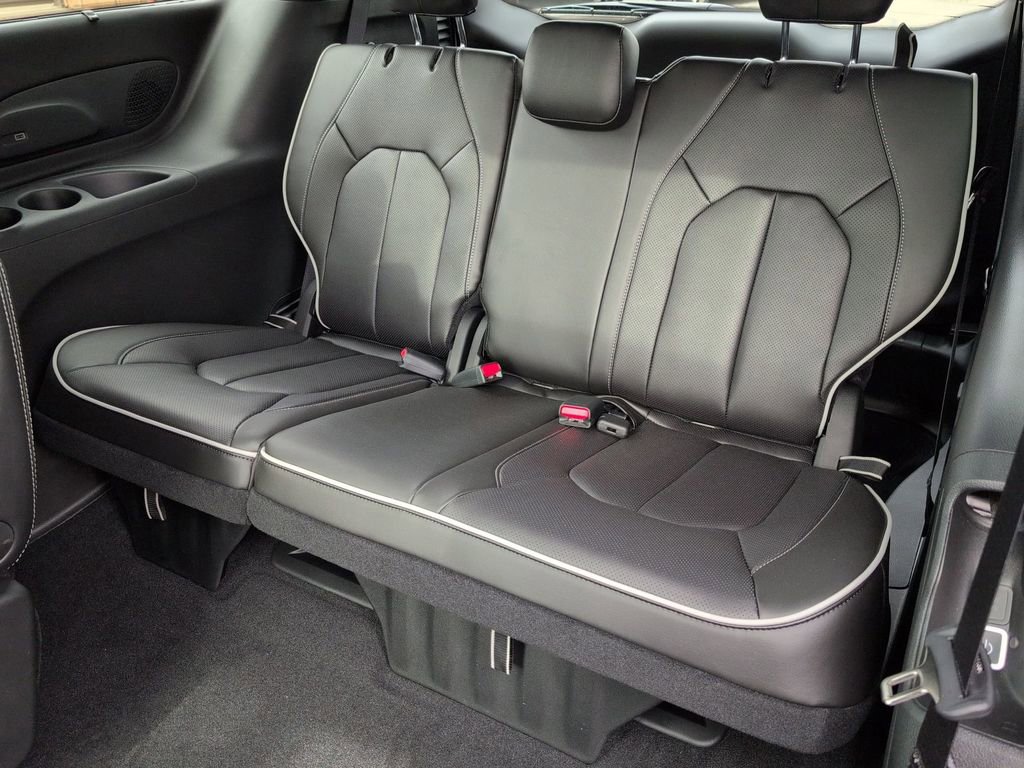 New 2026 Chrysler Pacifica Limited w/ Uconnect Theater Family Group image 23