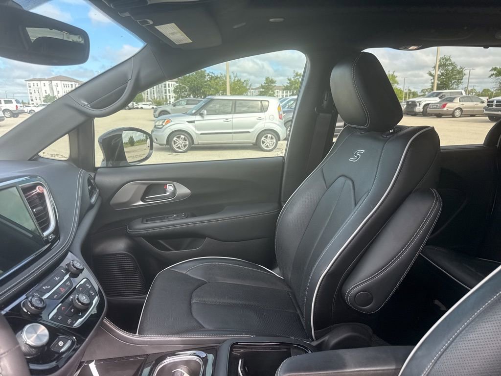 Used 2023 Chrysler Pacifica Limited w/ S Appearance Package image 13