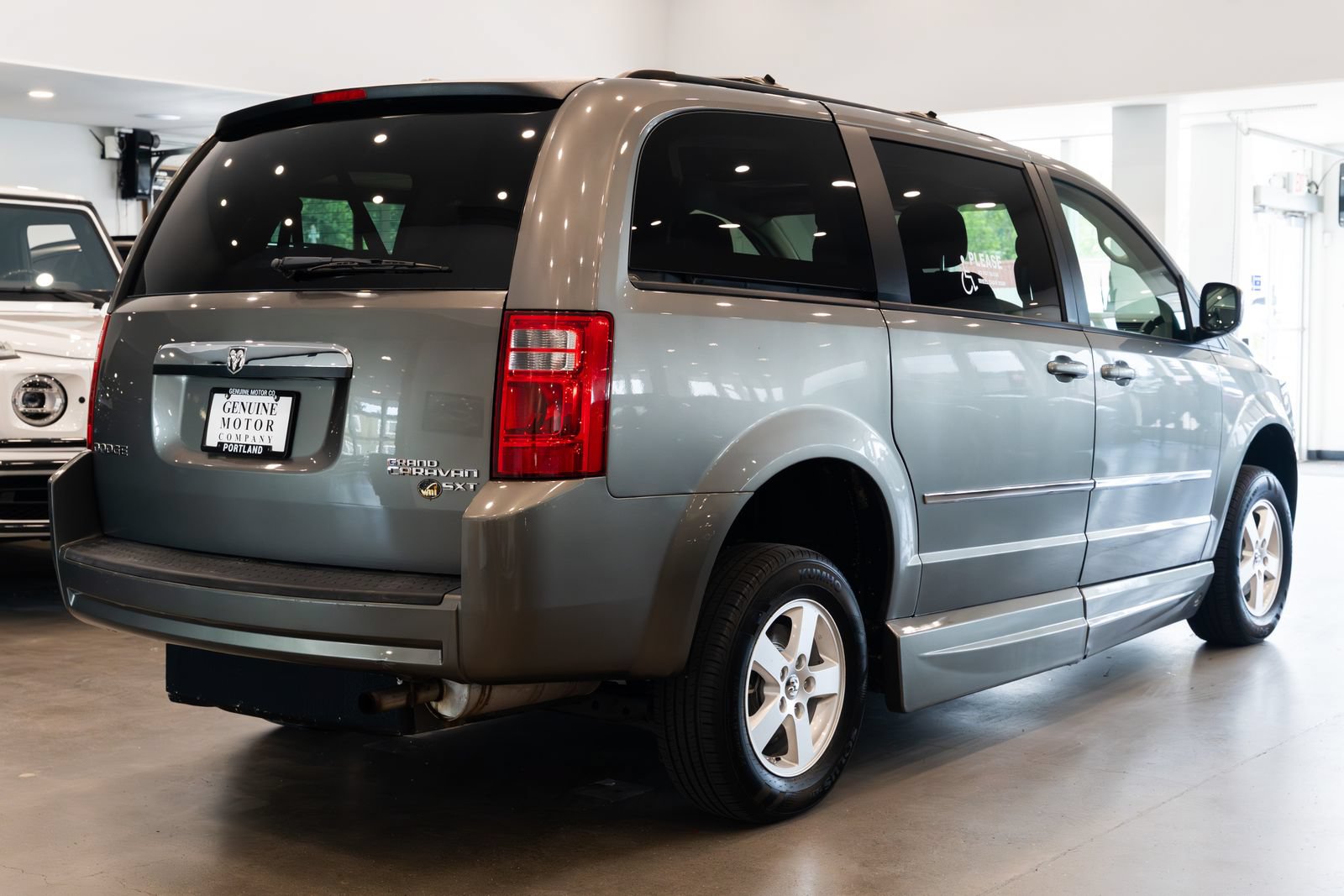 Used 2010 Dodge Grand Caravan SXT FWD image 4