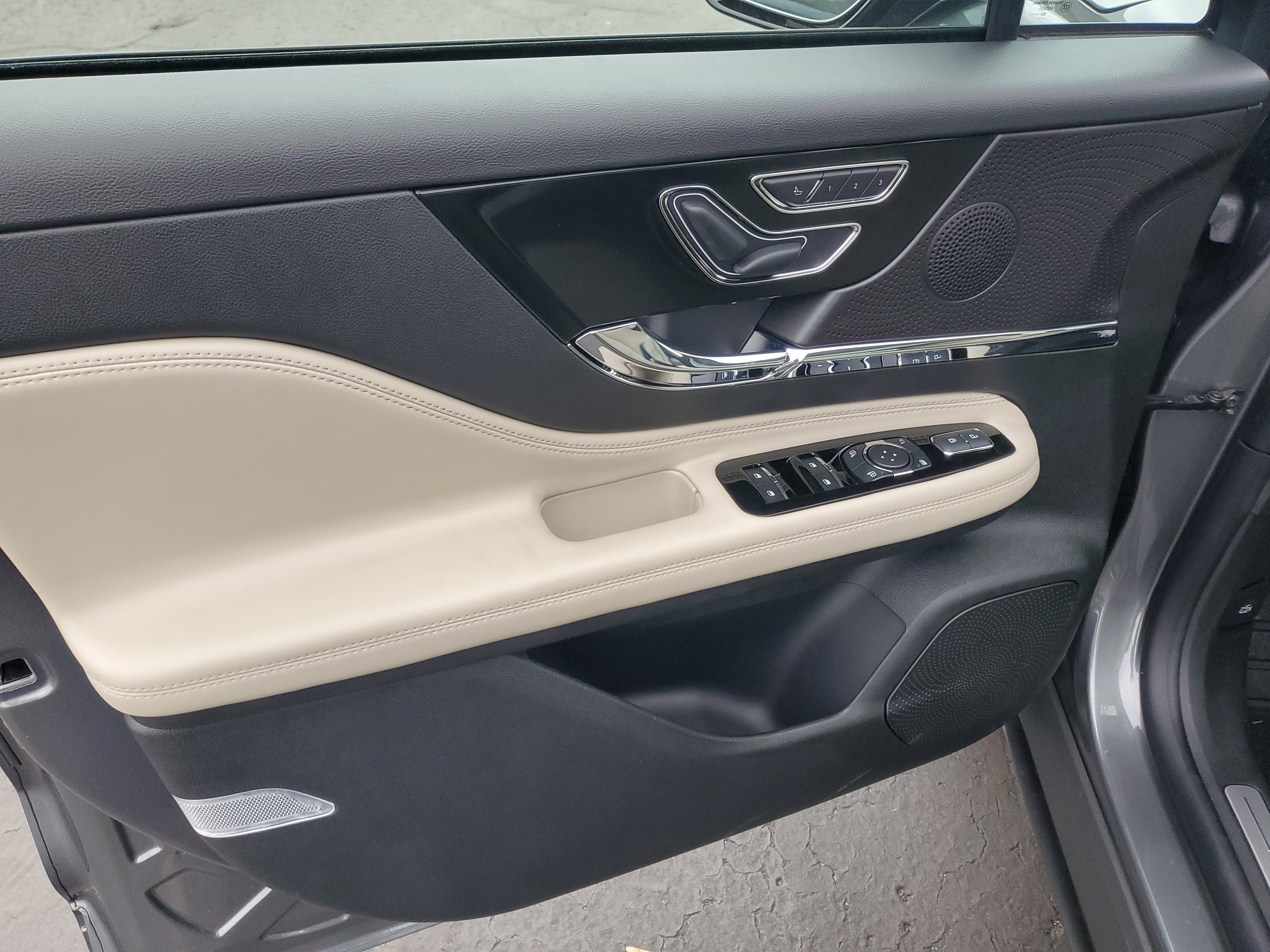 New 2026 Lincoln Corsair Reserve w/ Jet Appearance Package image 8