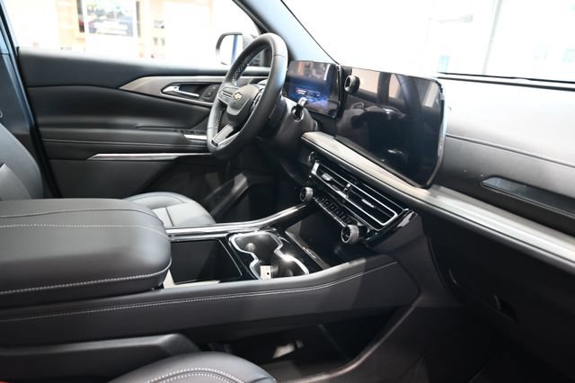 New 2027 Chevrolet Traverse LT w/ Sun and Wheel Package FWD image 14