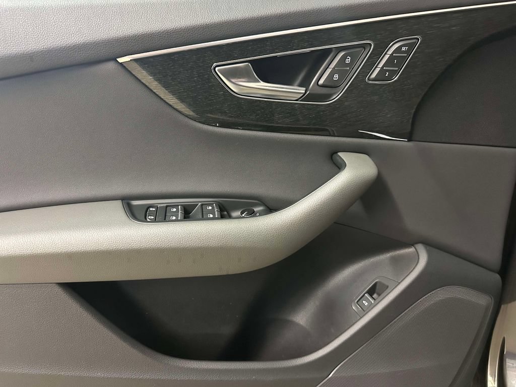 Used 2019 Audi Q8 Premium w/ Convenience Package AWD/4WD image 16