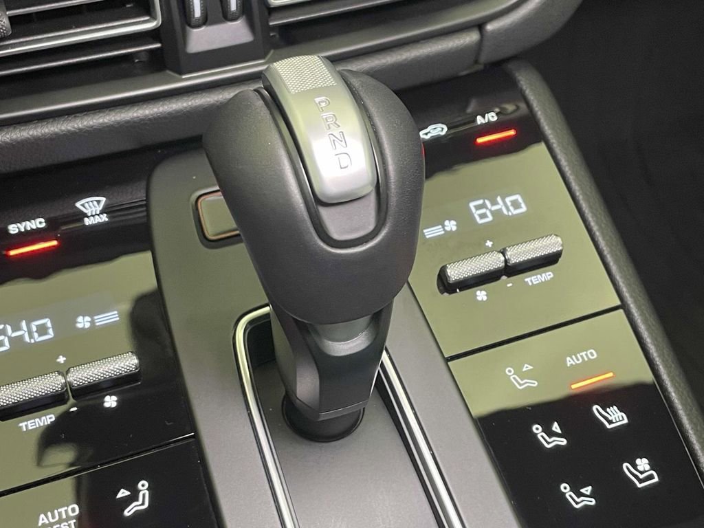 Certified 2025 Porsche Macan AWD/4WD image 35