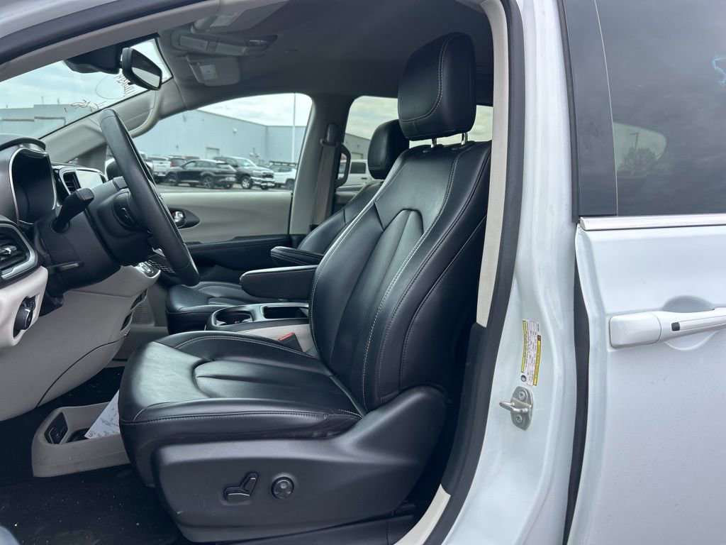 Used 2023 Chrysler Pacifica Touring-L FWD image 6