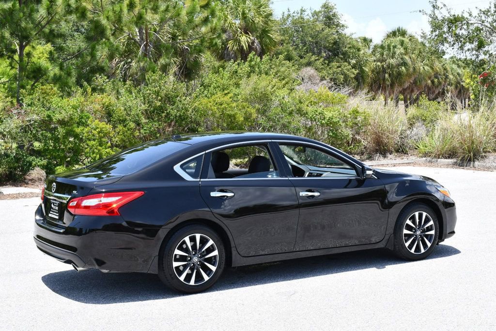 Used 2016 Nissan Altima 2.5 SL w/ Moonroof Package FWD image 6