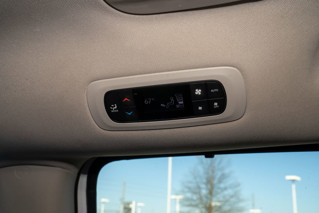Used 2024 Chrysler Pacifica Touring-L image 9