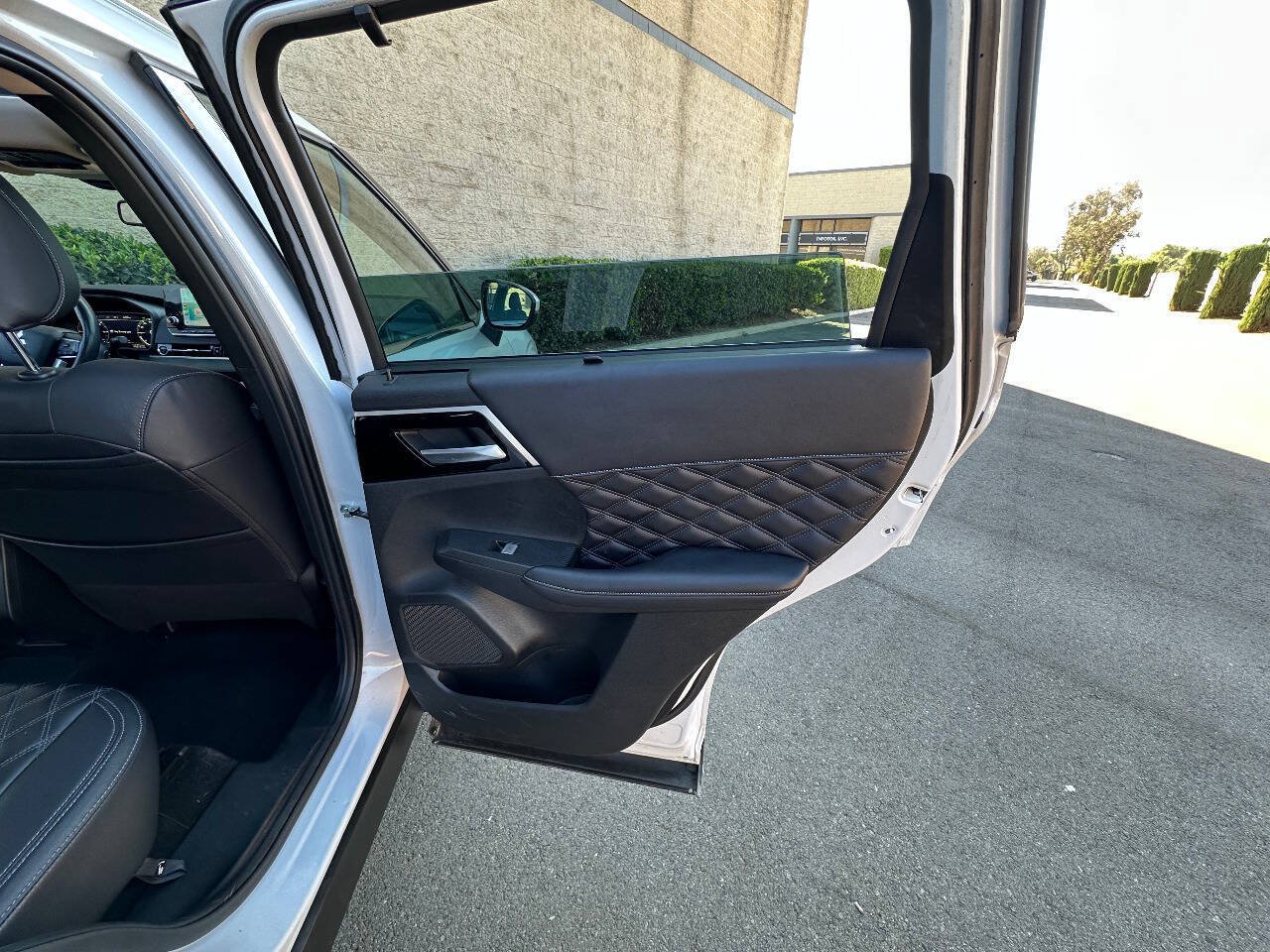 Used 2023 Mitsubishi Outlander SEL AWD/4WD image 17