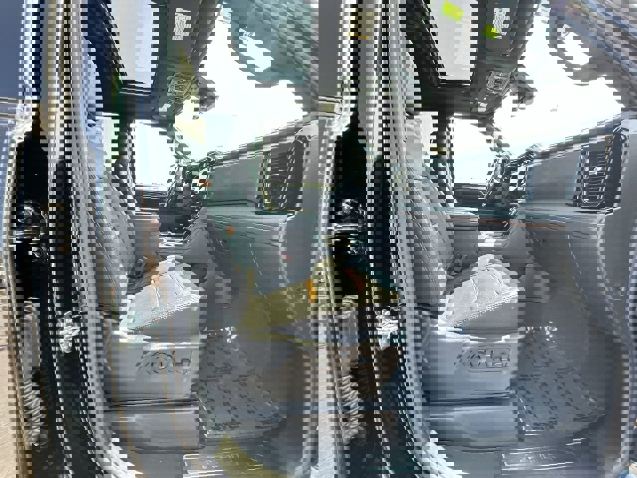 Used 2024 GMC Sierra 2500 AT4 w/ Technology Package image 16