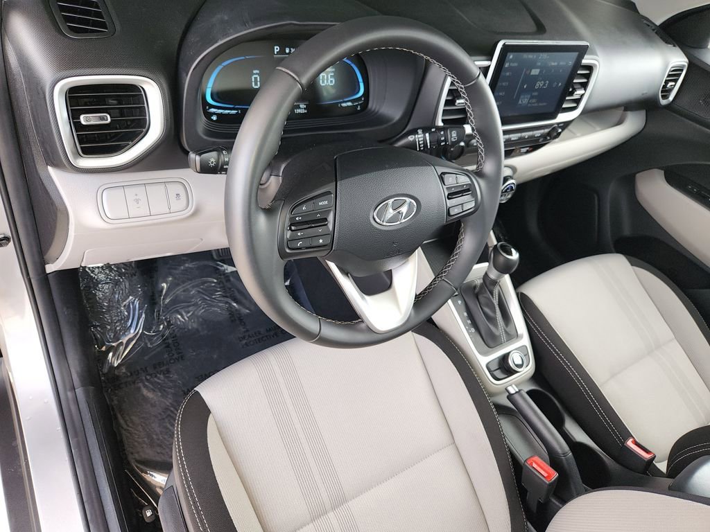Used 2025 Hyundai Venue SEL image 11