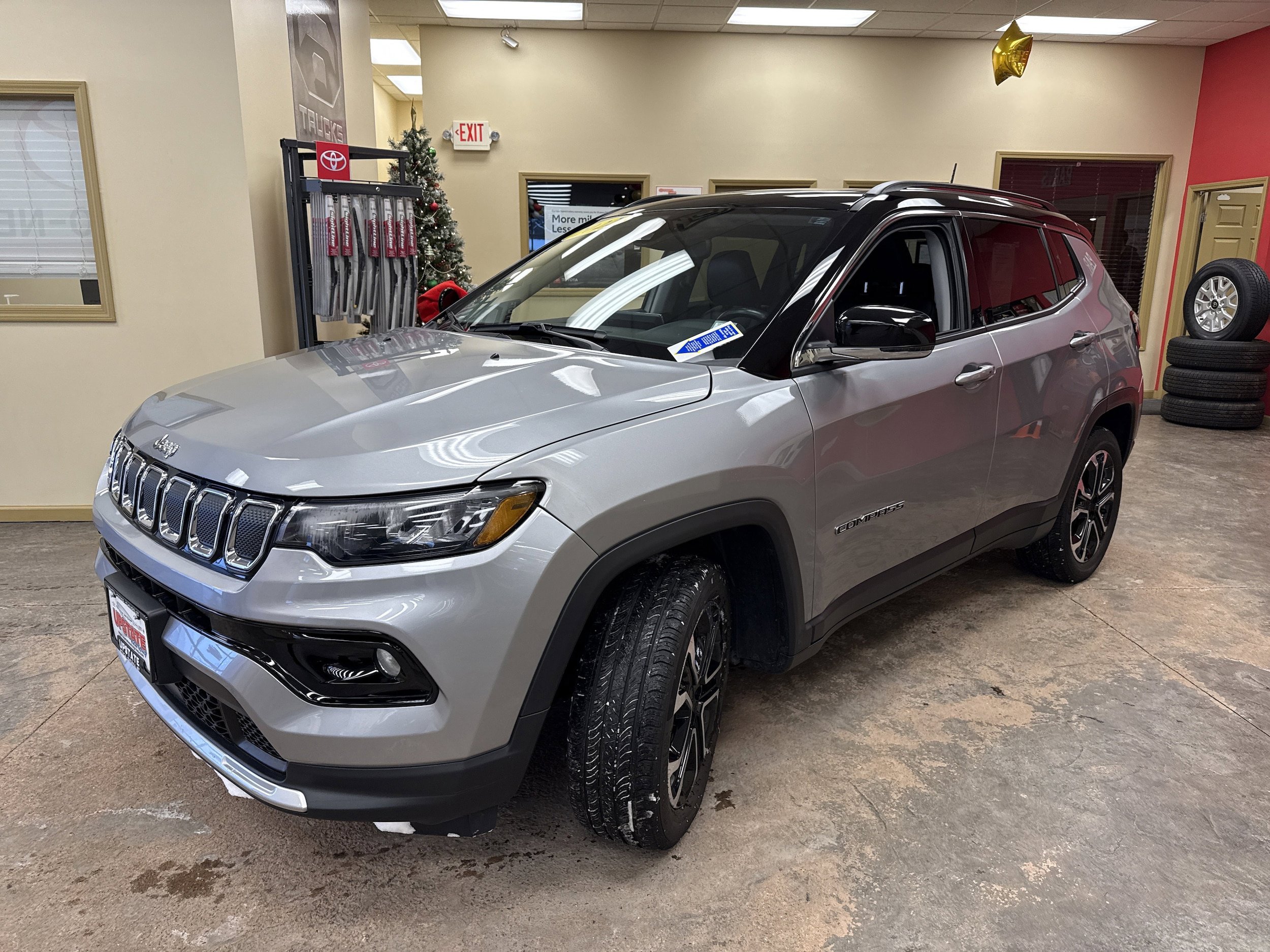 Used 2022 Jeep Compass Limited w/ Sun and Sound Group AWD/4WD image 3