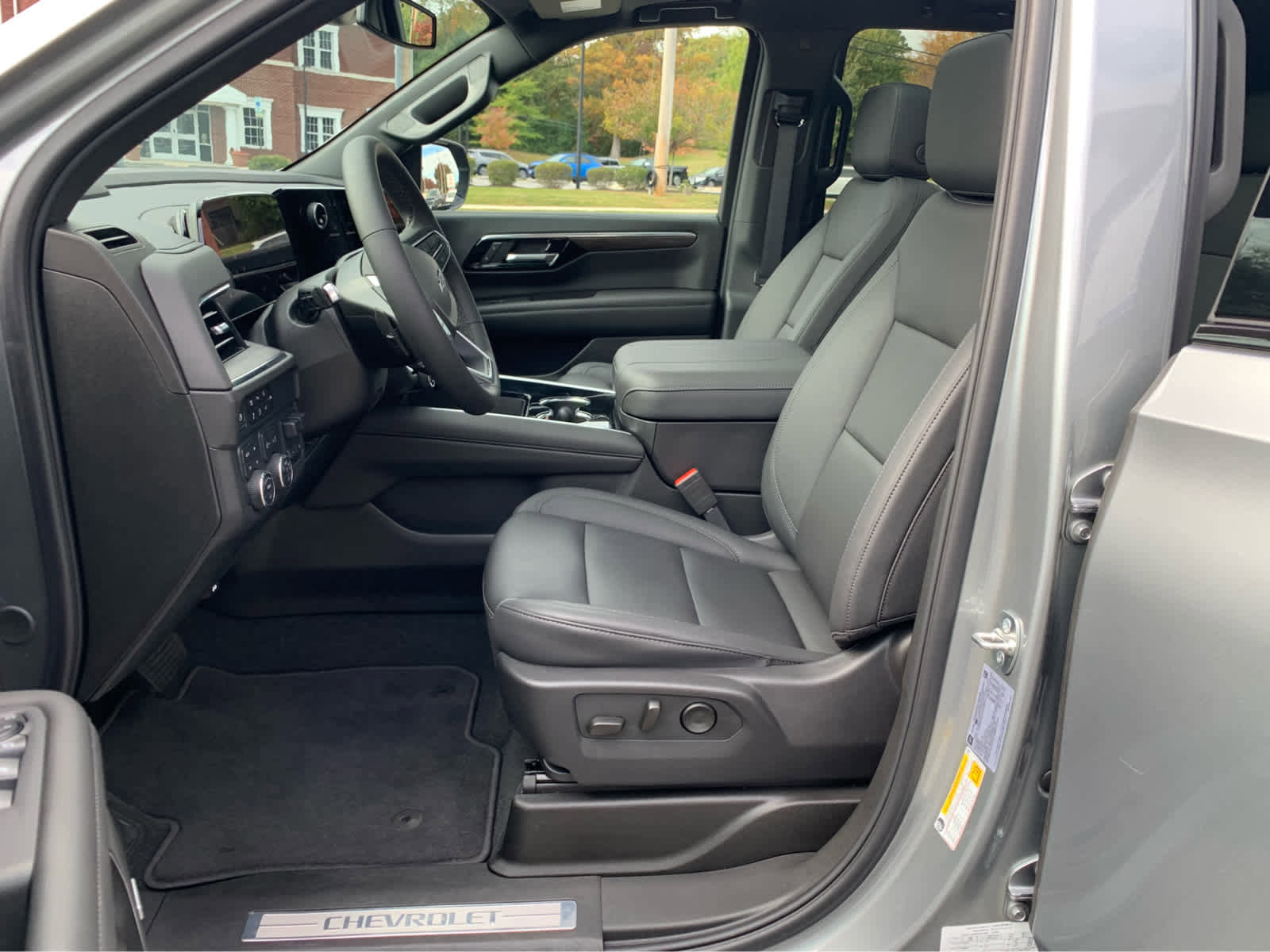 Used 2025 Chevrolet Suburban Z71 image 12