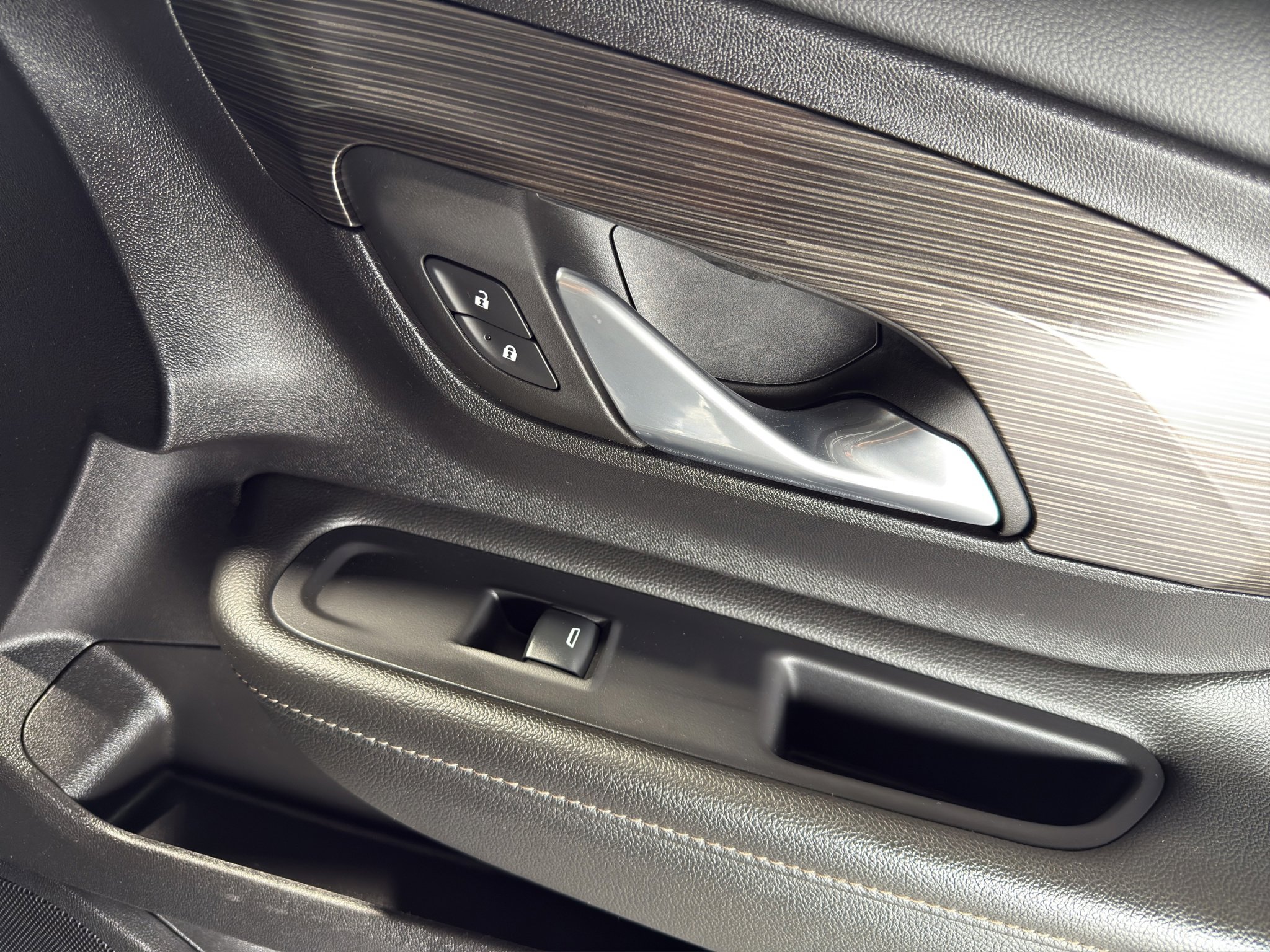 Used 2024 GMC Terrain SLT w/ Infotainment Package II image 17