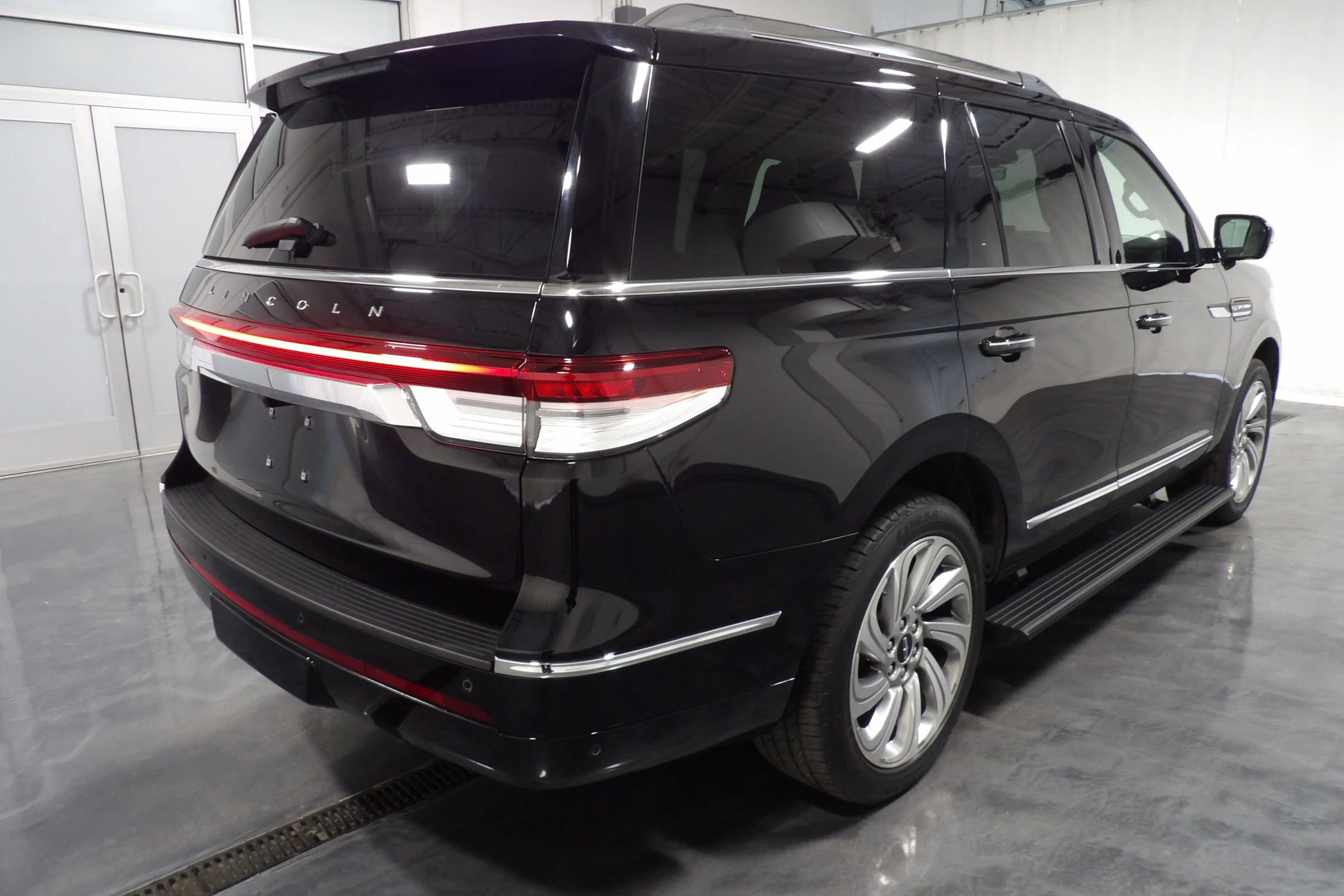 Used 2022 Lincoln Navigator Reserve image 4