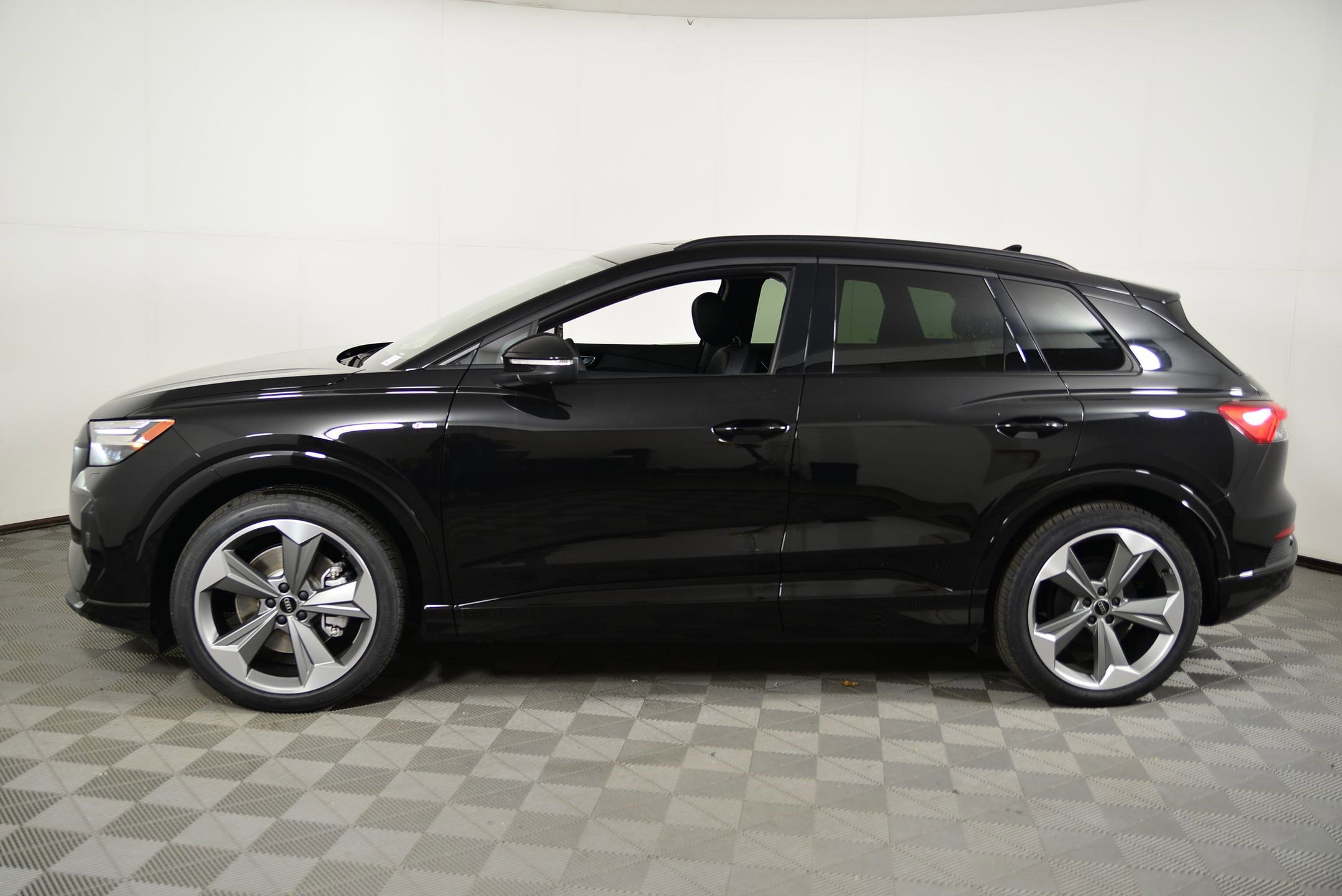 New 2025 Audi Q4 e-tron Prestige image 2