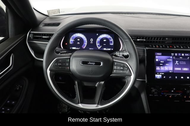 Used 2025 Jeep Grand Cherokee Altitude AWD/4WD image 7