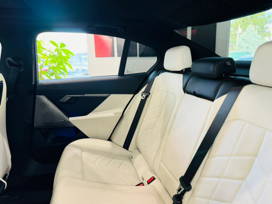 Used 2024 BMW 540i xDrive w/ Premium Package image 18