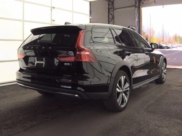 Used 2025 Volvo V60 B5 Cross Country Plus AWD/4WD image 4