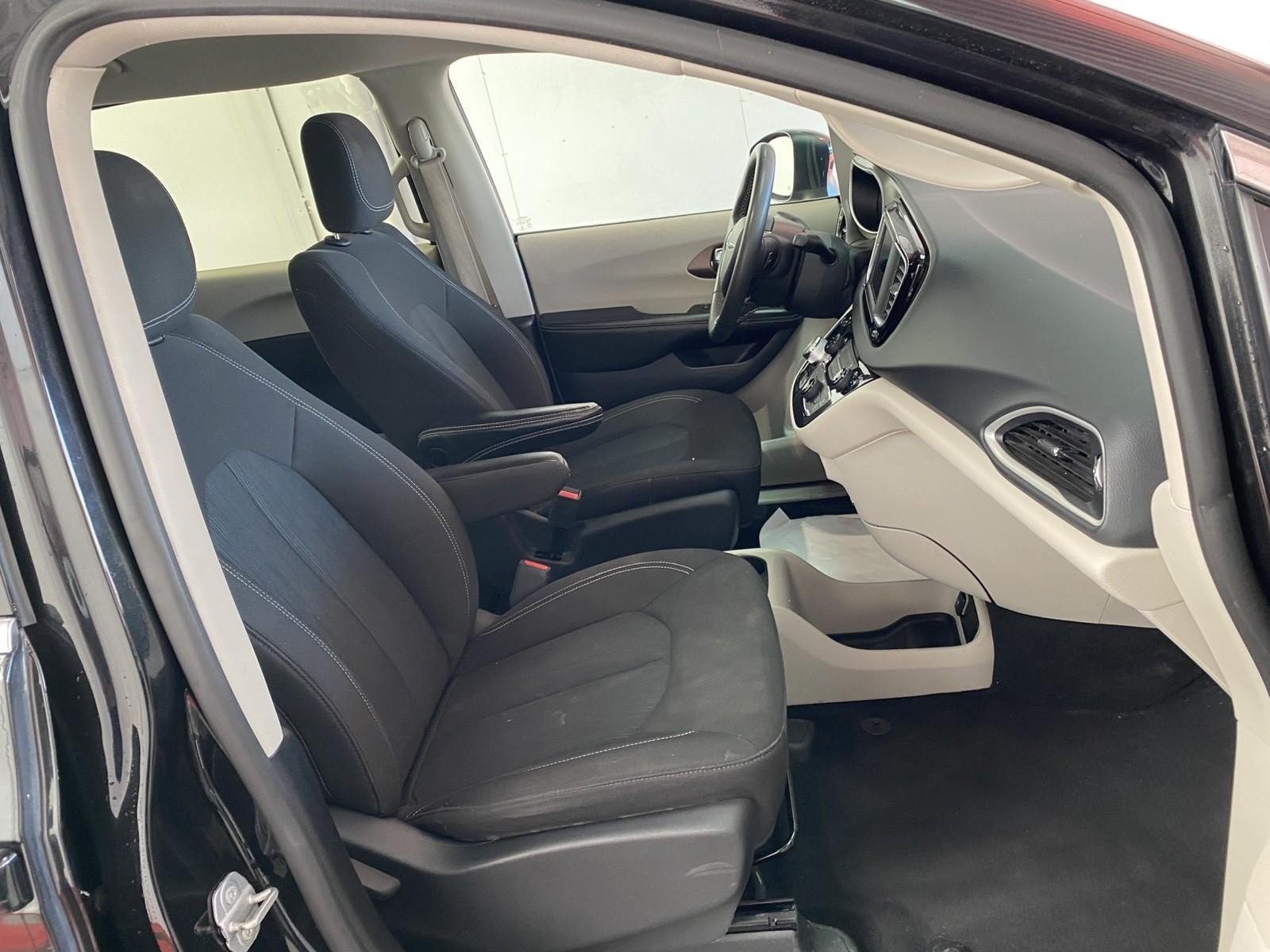 Used 2022 Chrysler Voyager LX image 9
