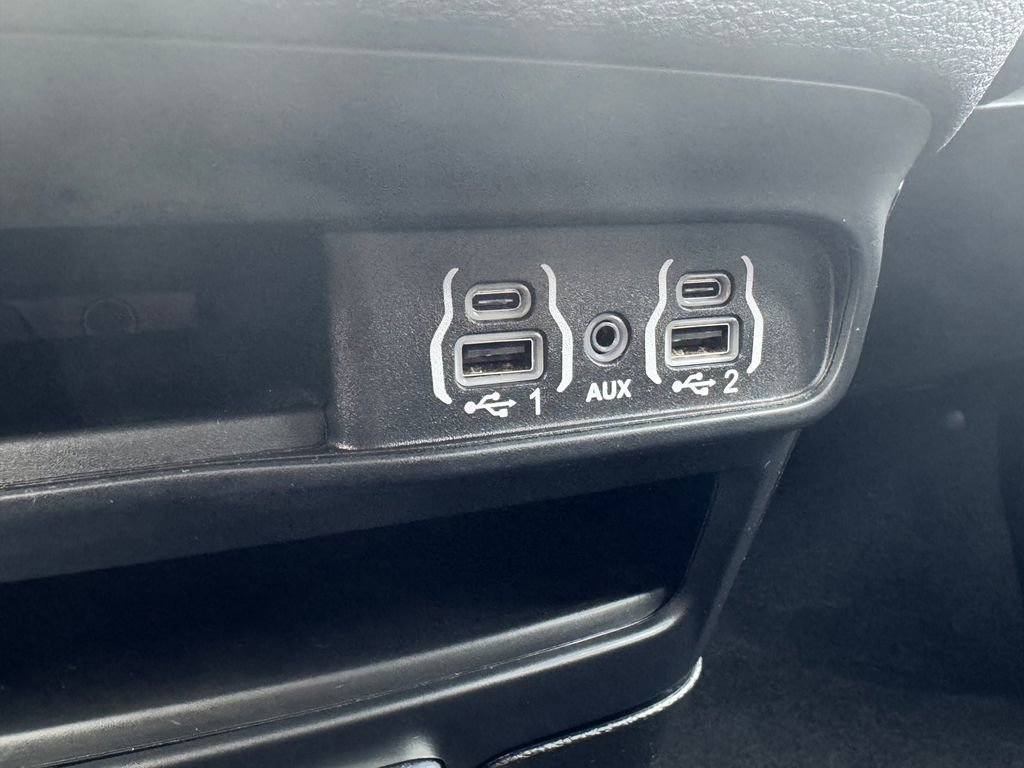 Used 2025 Chrysler Pacifica Select image 25