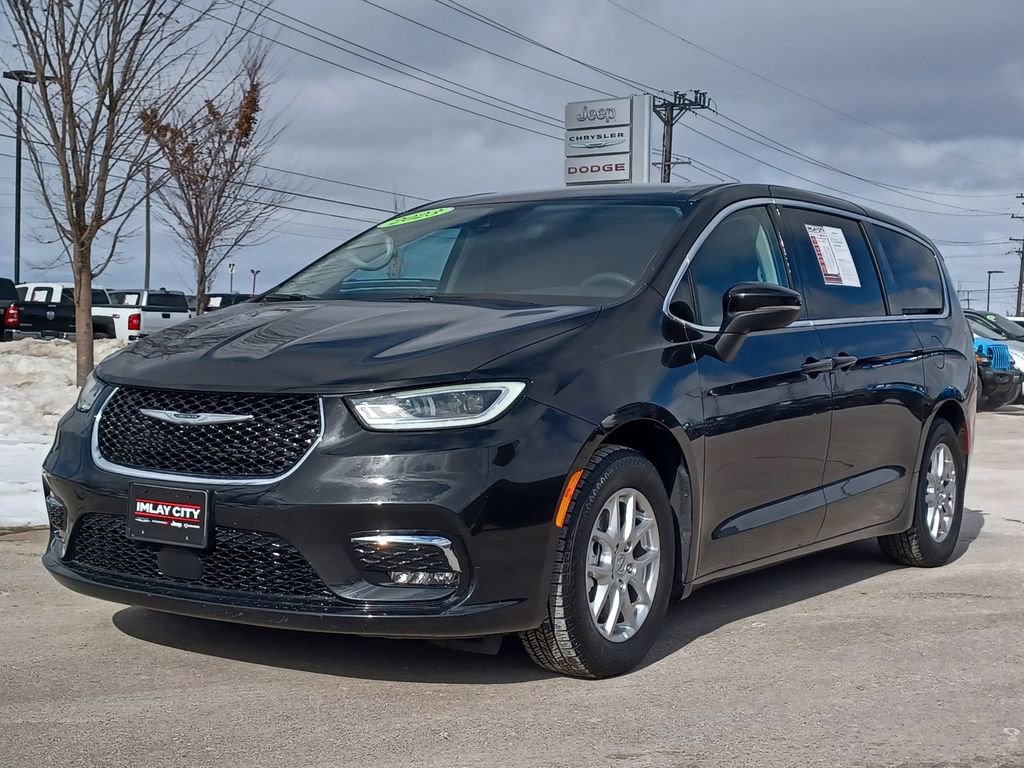 Used 2023 Chrysler Pacifica Touring-L FWD image 2