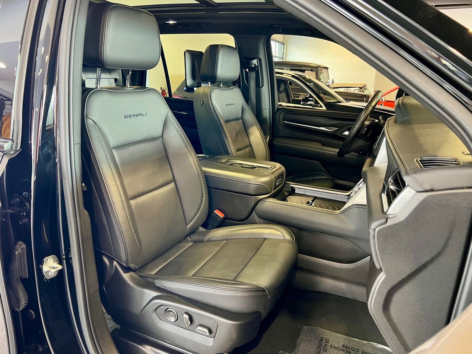 Used 2021 GMC Yukon Denali w/ Denali Premium Package image 16